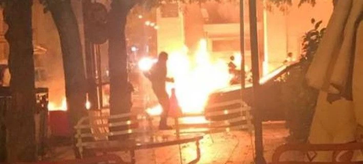 «Θα σε κάψουμε» φώναξαν στον σκοπό οι κουκουλοφόροι -Βροχή μολότοφ στο ΑΤ Πάτρας